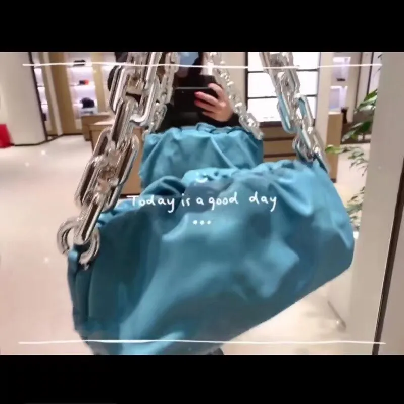 Oil painting blue upper body picture BV (silver chain) cloud bag is still standard with original leather ➕zp development. The most important thing about the whole bag is this hardware chain. To make the upper body not heavy, but with solid texture, it can only be made with thick gold-plated aluminum, original material! I will definitely satisfy you and give you the best answer. Size: 30×16×12cm